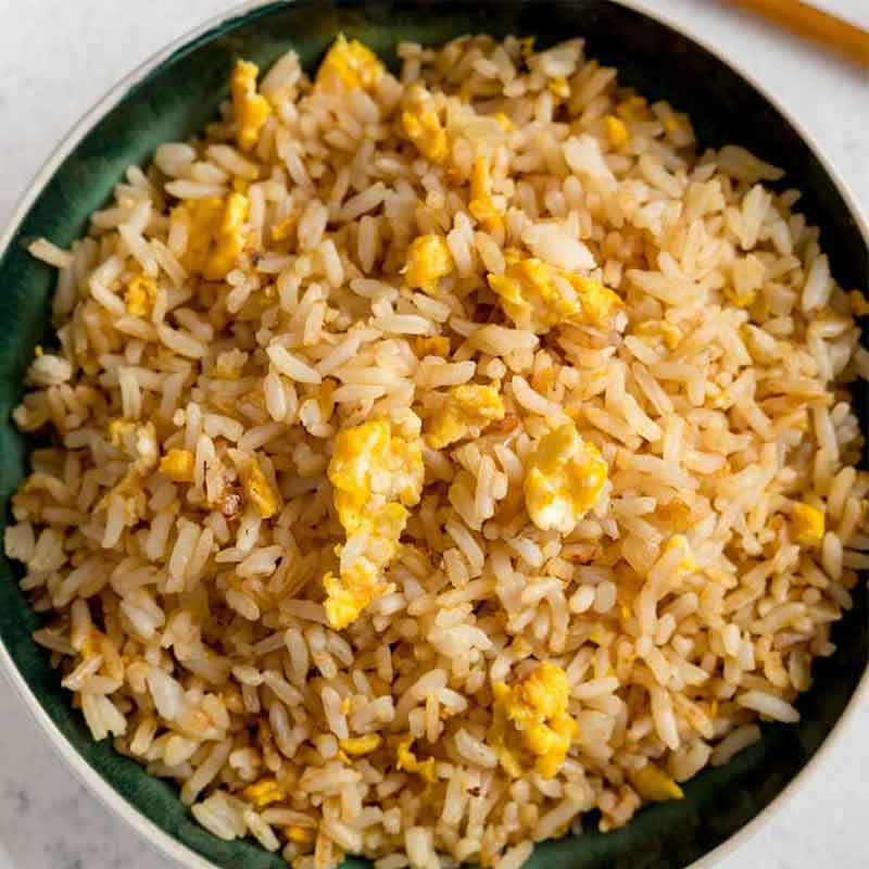 Arroz basmatico con una salsa de pollo suave