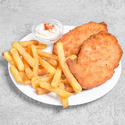 Plato tradicional de la cocina mediterranea de pollo y patatas.